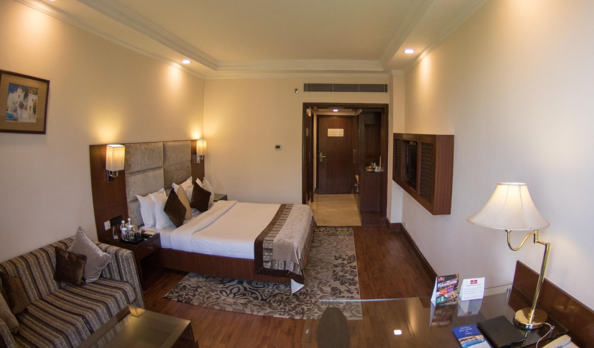 Hotel The Bristol Gurgaon Exterior foto