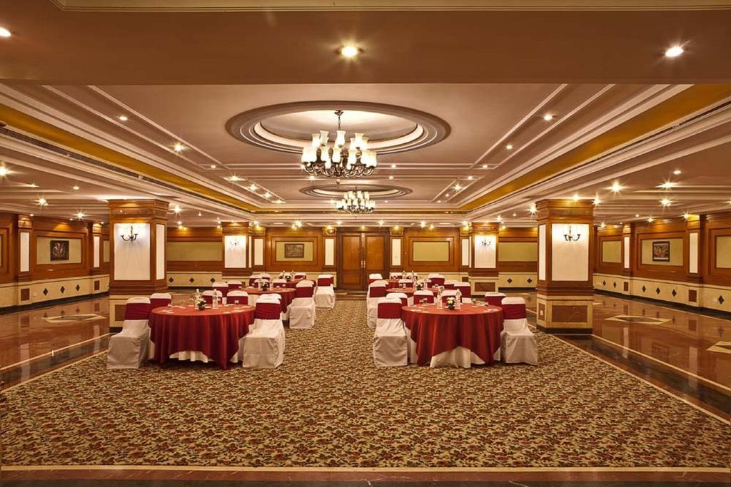 Hotel The Bristol Gurgaon Exterior foto