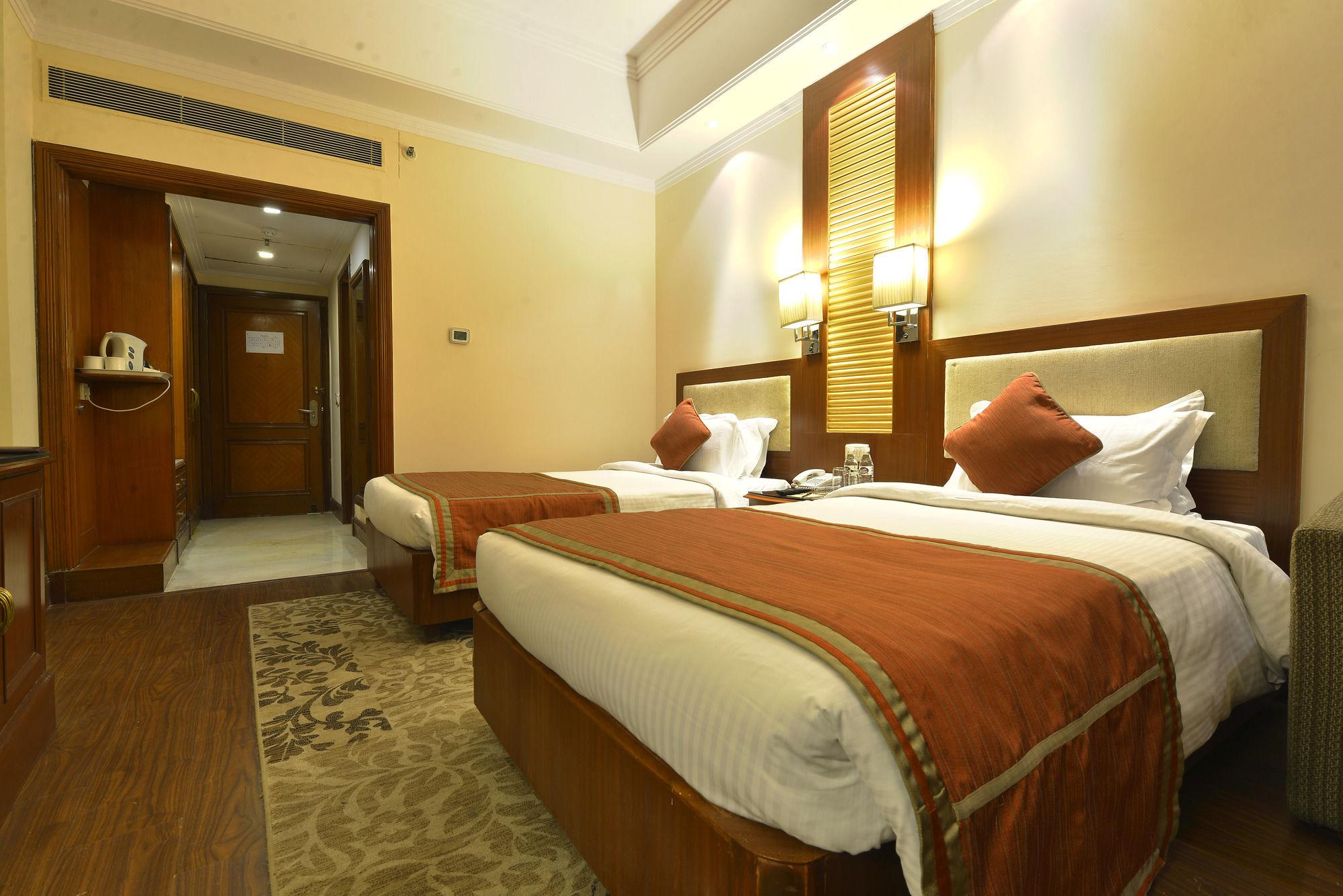 Hotel The Bristol Gurgaon Exterior foto