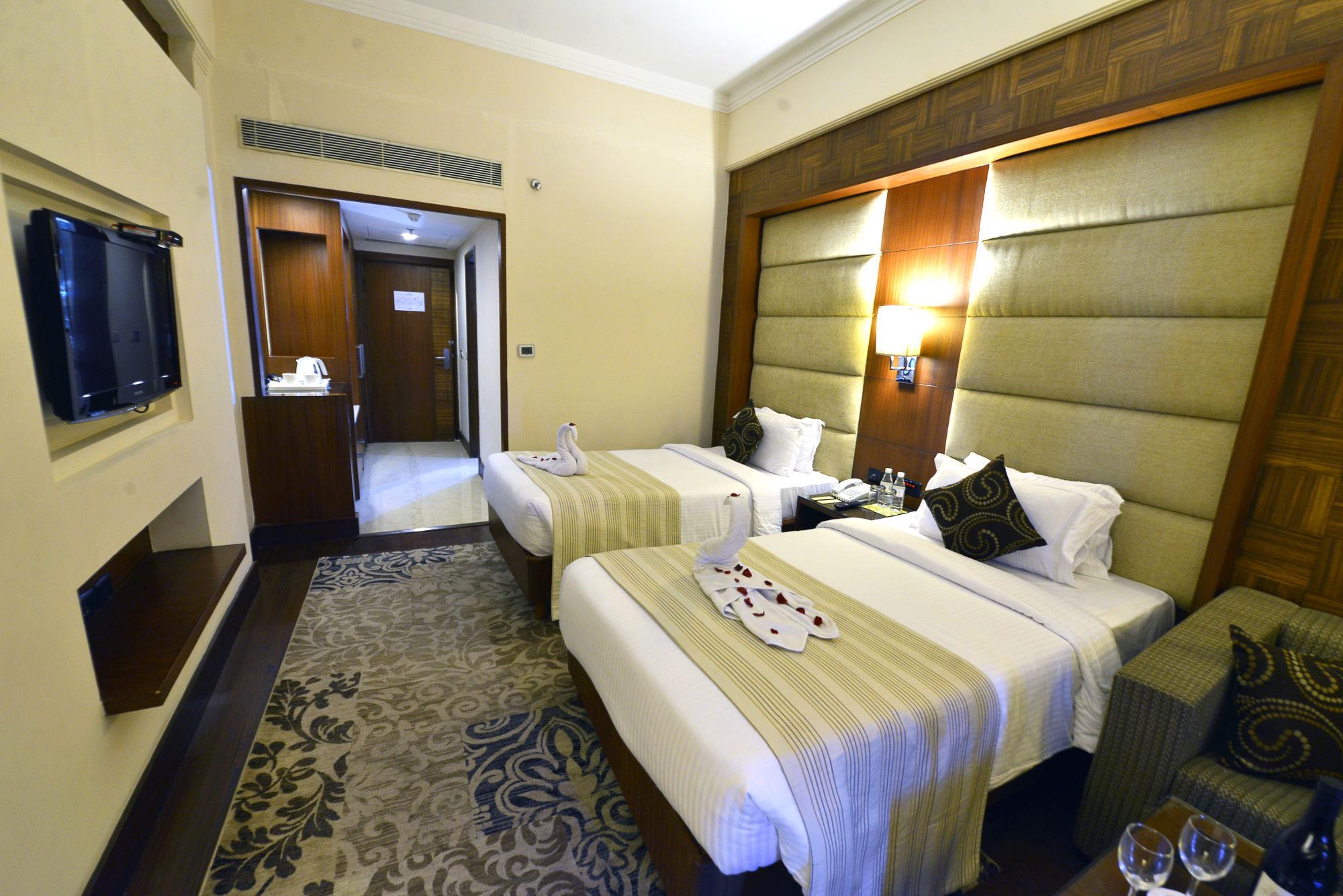 Hotel The Bristol Gurgaon Exterior foto